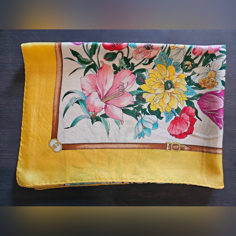 🫟 GUCCI - Vintage Floral 100% Silk Scarf, EUC - Picture 4 of 6